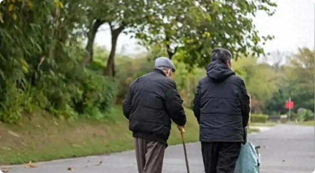 血糖升高，散步就知？提醒：散步有这几异常，可能是高血糖的信号