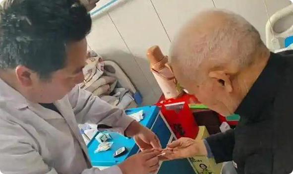 糖尿病重不重，看手指就知道？医生：手部出现这4变化，或是预兆