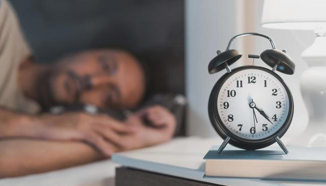 糖尿病人睡前一个小习惯，稳住夜间血糖，避免大幅波动！