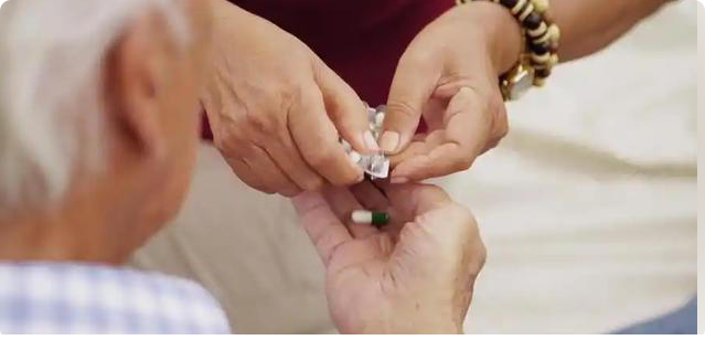 吃降糖药不能碰甜食？专家提醒：不止甜食，这4类食物也要避免