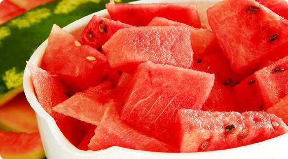 糖尿病不能吃西瓜？医生苦劝：不想血糖失控，少吃这2种水果
