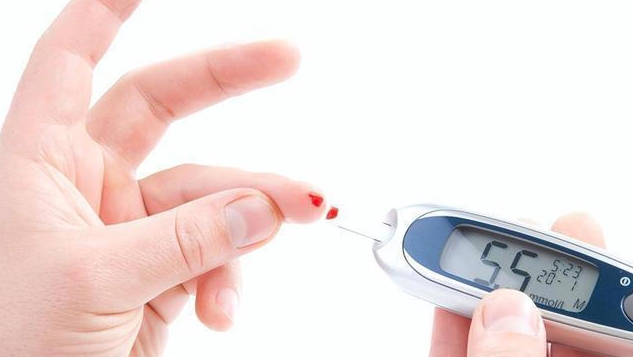 专家：提醒糖尿病患者，一定做好这5件事，延缓并发症发生