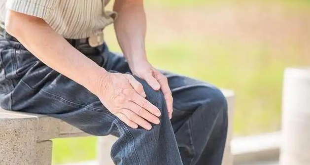 血糖升高，散步就知？忠告：散步有这几异常，可能是高血糖的信号