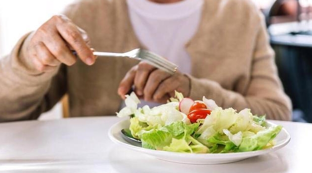 年龄大了要适当忌口，医生说：50岁之后，5种食物能不吃就不吃