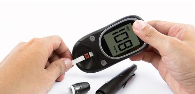 人不会平白无故得糖尿病! 医生：血糖高的人，睡觉多半犯了这3错误