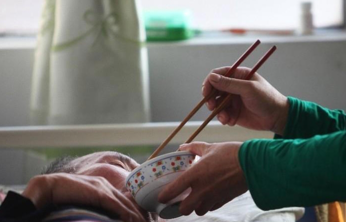 糖尿病患者当心：饭后的这4个小行为要尽早改，是血糖波动的关键