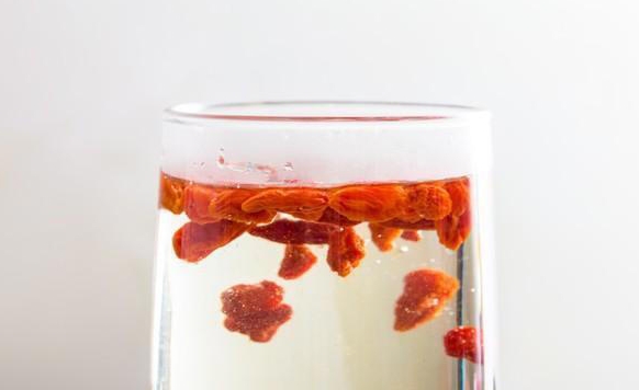 枸杞不仅能养肾，还能降血糖？枸杞干吃好，还是泡水好？一文讲清